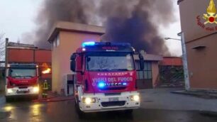 Deposito in fiamme per ore: i vigili del fuoco ad Agrate Brianza