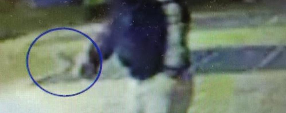 Il coltello impugnato dal presunto autore dell’accoltellamento