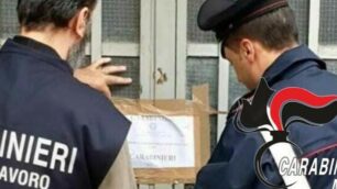 I carabinieri davanti al laboratorio