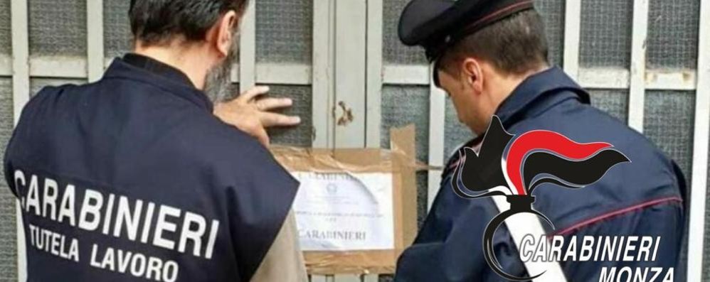 I carabinieri davanti al laboratorio