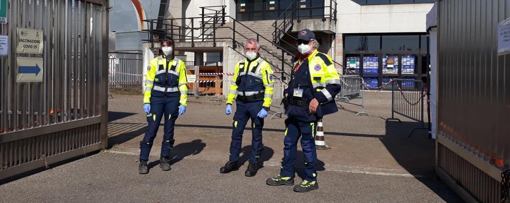 L’entrata del centro vaccinale del PalaBancoDesio: il personale della Protezione civile