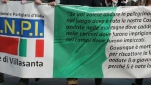 Lo striscione dell’Anpi di Villasanta