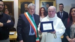 Dom Celso Bidin, al centro premiato con una medaglia d'argento di onorificenza nel 2019 dal Comune di Asciano, per il suo ruolo di storico della famiglia benedettina