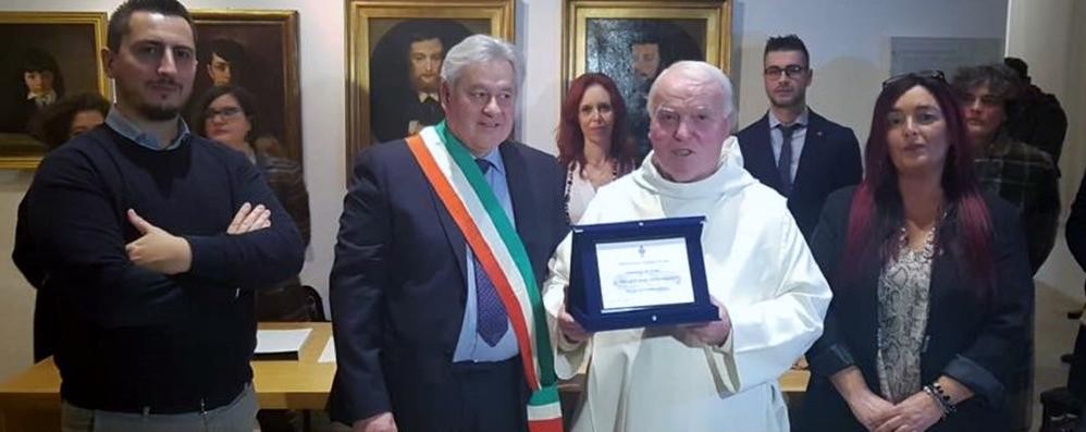 Dom Celso Bidin, al centro premiato con una medaglia d'argento di onorificenza nel 2019 dal Comune di Asciano, per il suo ruolo di storico della famiglia benedettina