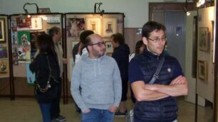 La visita ad una mostra di quadri in una foto d’archivio