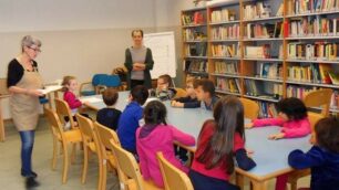 Bimbi nella biblioteca di Triuggio in una foto d’archivio