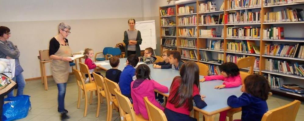 Bimbi nella biblioteca di Triuggio in una foto d’archivio