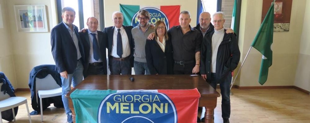 Il gruppo con, terzo da sinistra, Silvano Resnati,