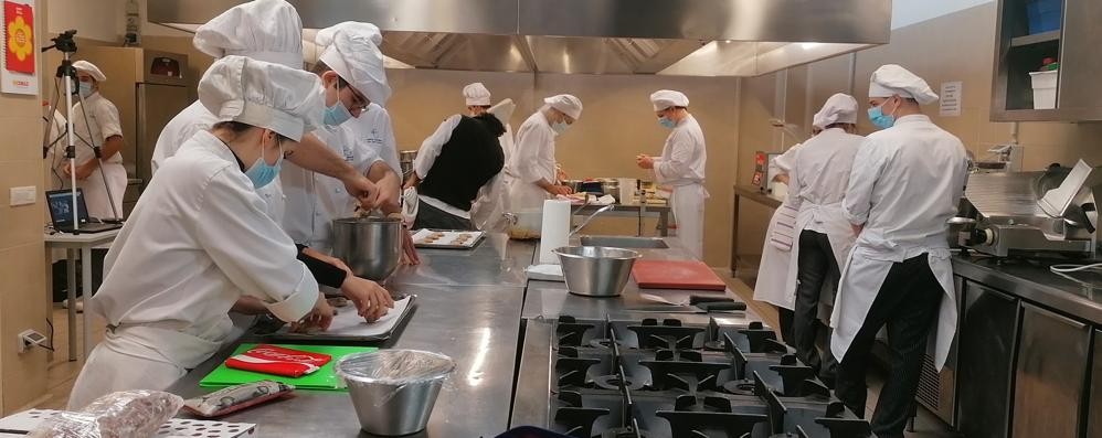 Gli studenti dell’istituto alberghiero Don Gnocchi di Carate