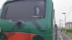 Il treno vandalizzato
