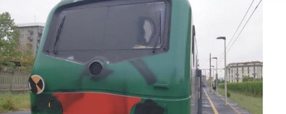 Il treno vandalizzato