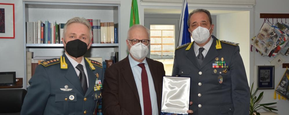 A destra il generale Fabrizio Carrarini con il colonnello Aldo Noceti, a sinistra, e il procuratore capo Claudio Gittardi.