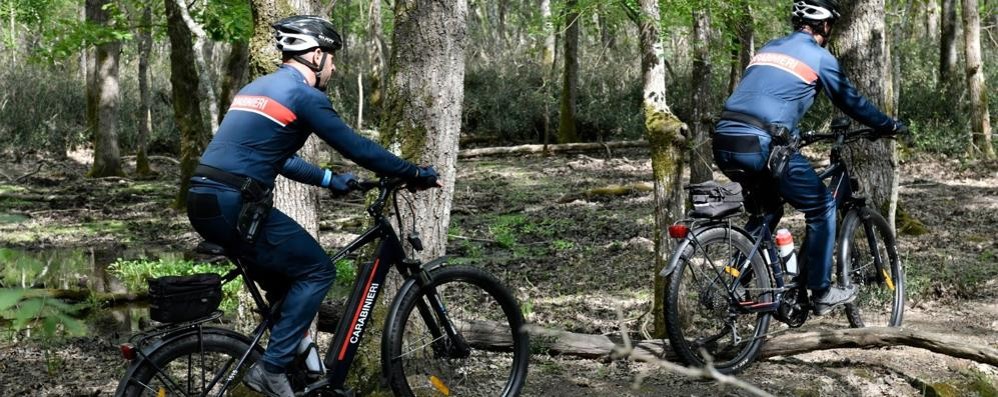 I carabinieri con la nuova e-bike in dotazione all’Arma