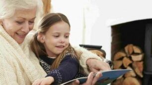 Una nonna legge con la nipote (fonte libraio.it)