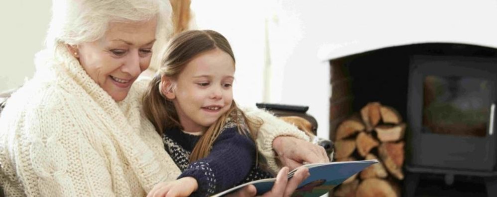 Una nonna legge con la nipote (fonte libraio.it)