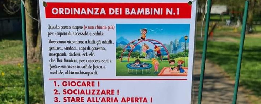 Cartello ordinanza bambini fuori dai giardini di via Calatafimi e Pacinotti