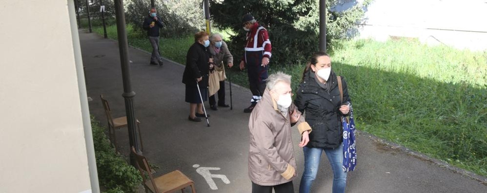 Carate in campo per trasportare anziani e fragili alle sedi vaccinali