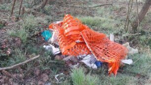 Rifiuti abbandonati nella valle di Brugora