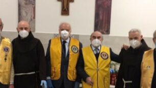 Gli esponenti del Lions club Monza Parco con i frati del Santuario delle Grazie