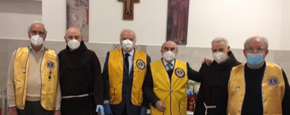 Gli esponenti del Lions club Monza Parco con i frati del Santuario delle Grazie