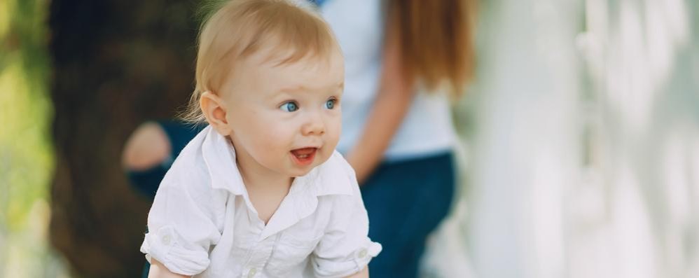 Un bambino che gattona - foto prostooleh/it.freepik.com