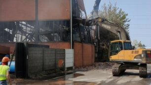 Agrate incendio via Euripide: la foto della demolizione pubblicata dal sindaco Sironi