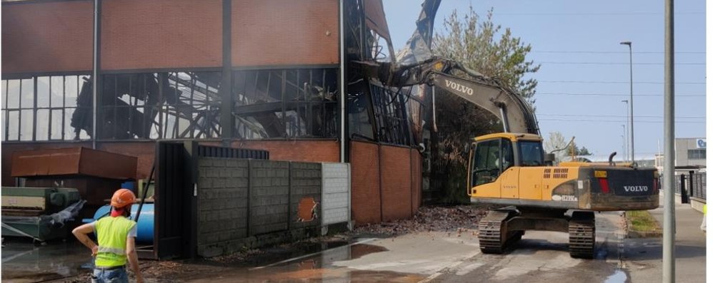 Agrate incendio via Euripide: la foto della demolizione pubblicata dal sindaco Sironi