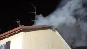 Il fumo dal tetto della abitazione di Usmate