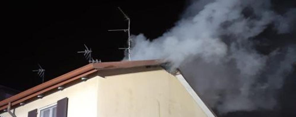 Il fumo dal tetto della abitazione di Usmate