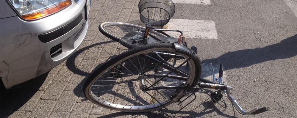 Incidente ciclista, bici a terra - foto d’archivio