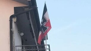 Paderno - Bandiera nazista su un balcone