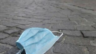 A Vimercate attiva una campagna contro l’abbandono di mascherine e guanti