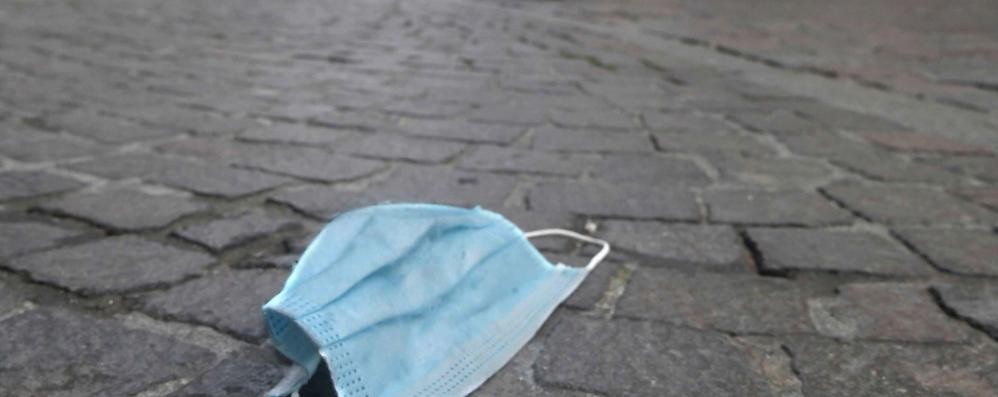 A Vimercate attiva una campagna contro l’abbandono di mascherine e guanti