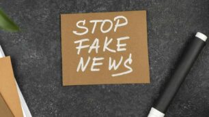 Fake news stop informazione falsa - freepik/it.freepik.com