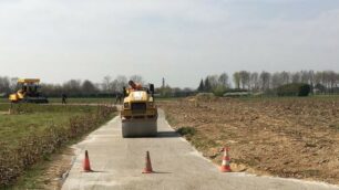 Le fasi di riqualificazione della vecchia strada in mezzo ai campi