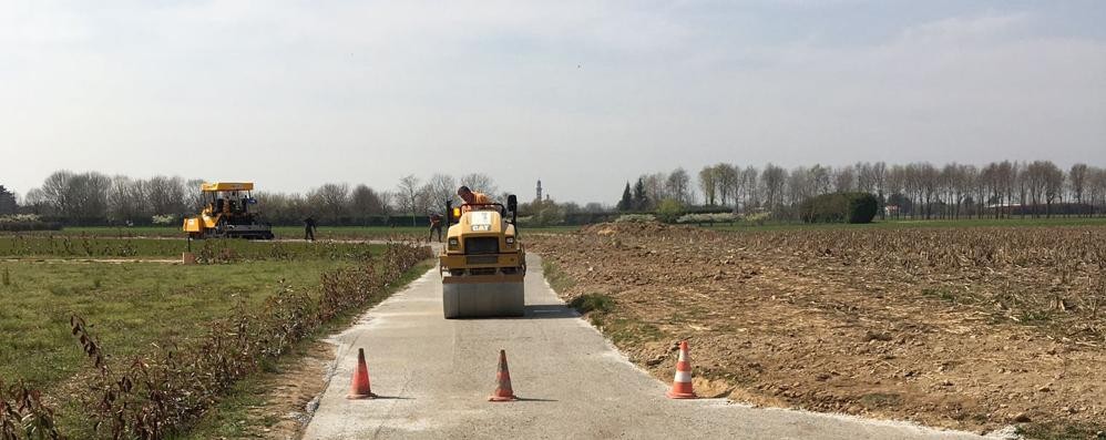 Le fasi di riqualificazione della vecchia strada in mezzo ai campi