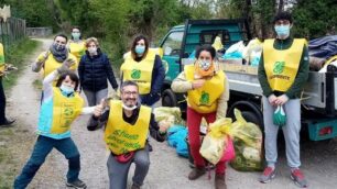 I volontari di Legambiente Seregno nel parco dei tigli a Cesano Maderno