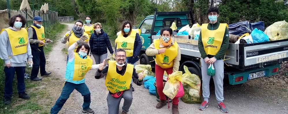 I volontari di Legambiente Seregno nel parco dei tigli a Cesano Maderno