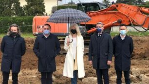 L'assessore alla Protezione civile Pietro Foroni è intervenuto oggi a Lentate sul Seveso (Mb)alla presentazione dell'avvio dei lavori di costruzione della vasca volano di Cimnago; presenti Laura Ferrari, sindaco di Lentate e Enrico Boerci, presidente e amministratore delegato di BrianzAcque