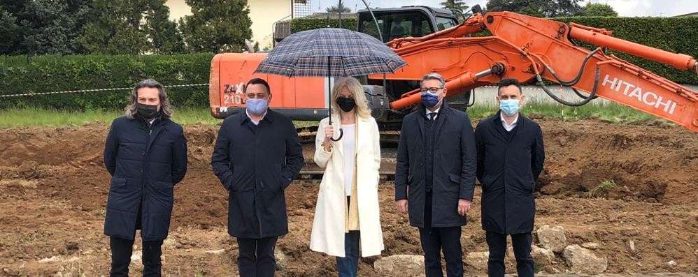 L'assessore alla Protezione civile Pietro Foroni è intervenuto oggi a Lentate sul Seveso (Mb)alla presentazione dell'avvio dei lavori di costruzione della vasca volano di Cimnago; presenti Laura Ferrari, sindaco di Lentate e Enrico Boerci, presidente e amministratore delegato di BrianzAcque