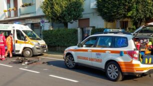 Il luogo dell’incidente di cui è rimasto vittima un 80enne colpito da un furgone in manovra a Lissone via De Amicis