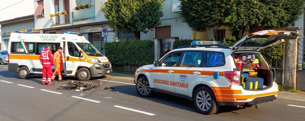 Il luogo dell’incidente di cui è rimasto vittima un 80enne colpito da un furgone in manovra a Lissone via De Amicis