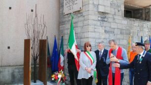 Una foto di repertorio di una celebrazione a Lissone al Monumento ai Caduti