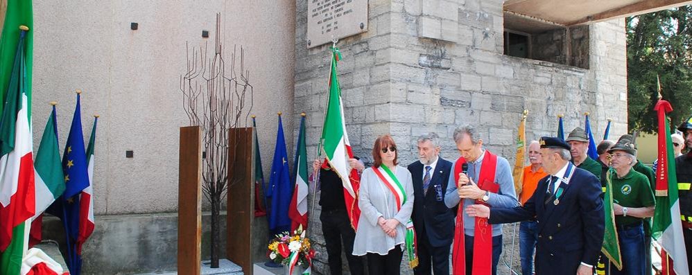 Una foto di repertorio di una celebrazione a Lissone al Monumento ai Caduti