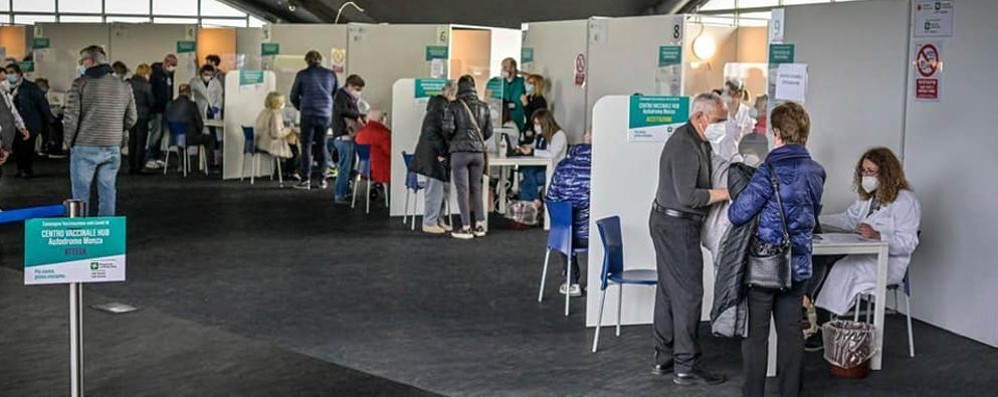 Vaccini anticovid Lombardia Hub Autdromo di Monza visita Fontana 10 aprile 2021