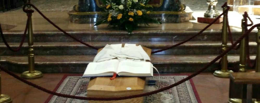 Agrate don Mauro Radice veglia in chiesa a Caponago