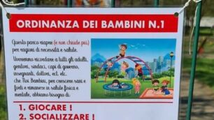 Cartello ordinanza bambini fuori dai giardini di via Calatafimi e Pacinotti