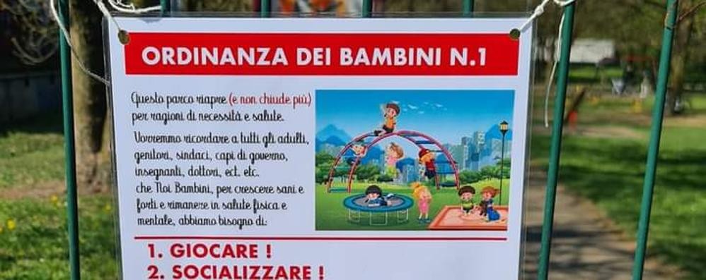 Cartello ordinanza bambini fuori dai giardini di via Calatafimi e Pacinotti