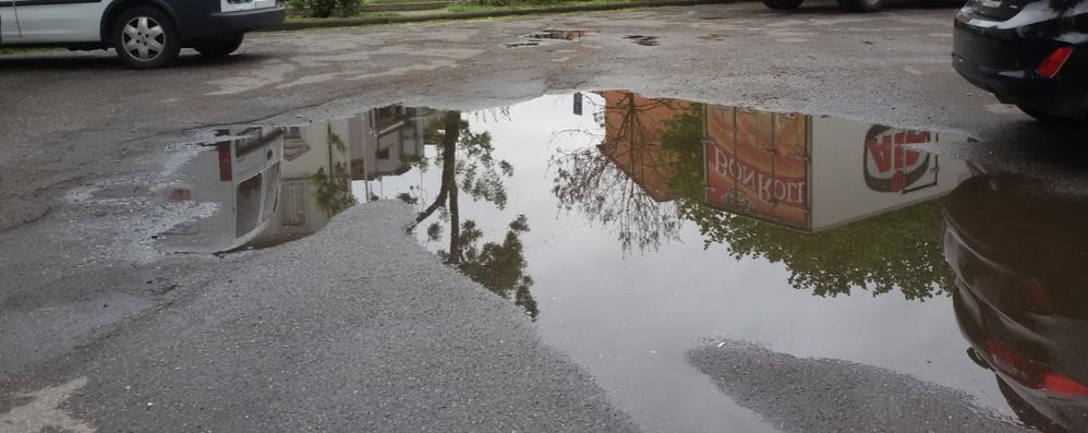 Le buche nel parcheggio