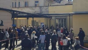 Monza vaccini ospedale vecchio assembramento anziani martedì 6 aprile - foto da un lettore